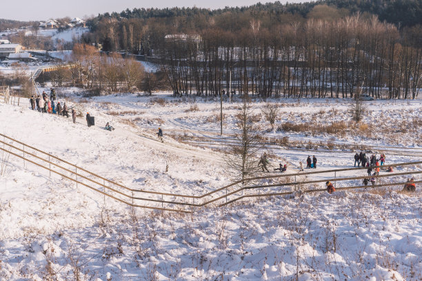 寒假。许多人去坐雪橇。图片下载