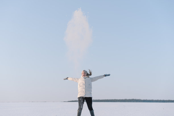 女人在玩雪。图片下载