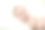 一个可爱的新生婴儿女婴躺在奶油色的中性背景的特写图片下载