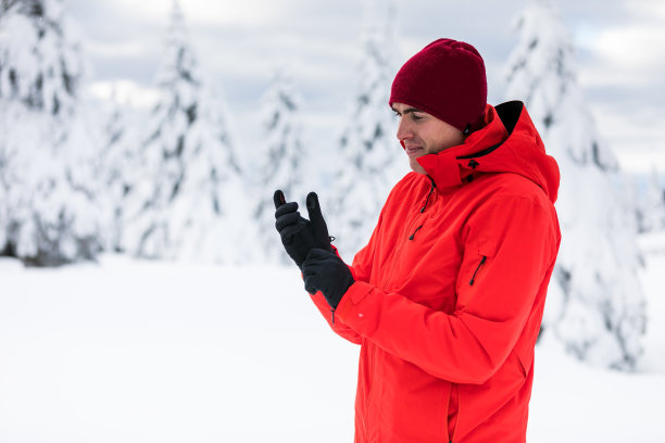 滑雪者双手准备野外装备的细节图片下载