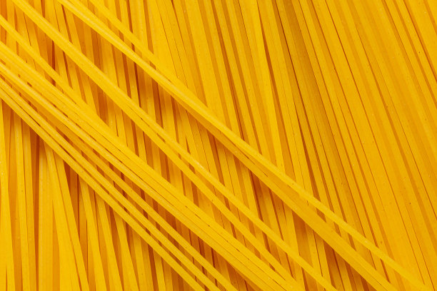 黄色长面条背景特写。微距摄影，上衣，传统，素食，小麦，全麦，全麦，黄色，图片下载
