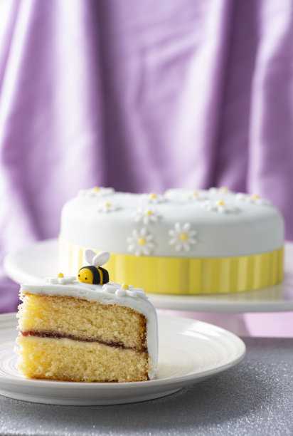 方旦装饰庆祝蛋糕在紫色的背景图片下载