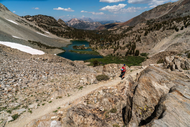 在加州内华达山脉环绕的巴尼湖的鸭子通道徒步旅行者图片下载