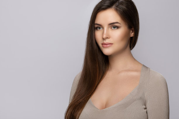 年轻漂亮的女人，有一头漂亮的长发图片下载