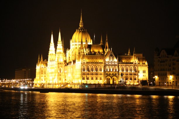 黄色灯光下的匈牙利议会图片下载