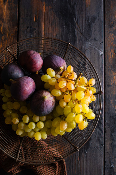 复古怀旧的概念。新鲜的葡萄和无花果在一个古老的木制背景复古风格。前视图。图片下载