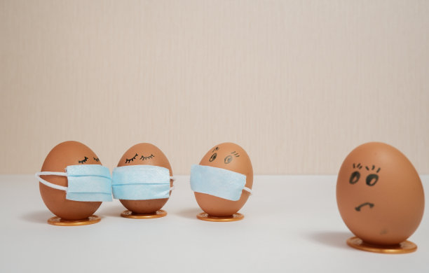 蛋戴上口罩-复活节隔离概念。医用面具下的复活节彩蛋闭关锁国则概念摧毁。图片下载