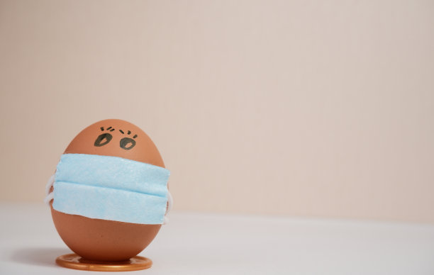 蛋戴上口罩-复活节隔离概念。医用面具下的复活节彩蛋闭关锁国则概念摧毁。图片下载