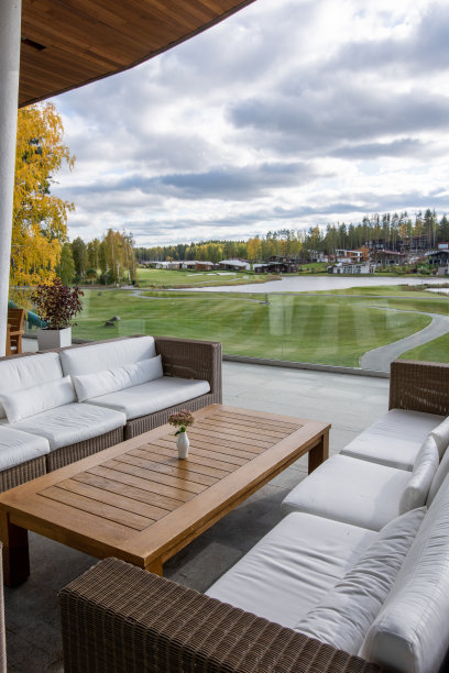 两张长沙发围绕着大窗户旁边的花瓶里插着花的木桌图片下载