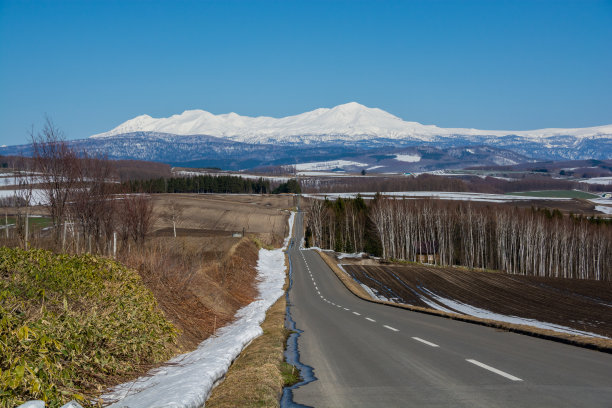 积雪残留的高地和雪山图片下载