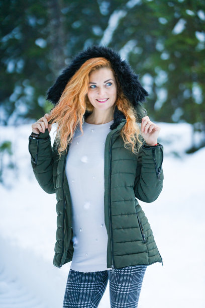 快乐的女人画像在冬天图片下载