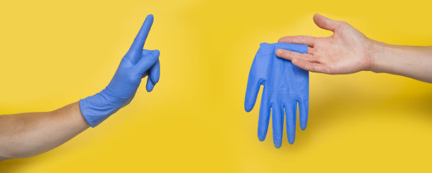 医生戴上无菌手套隔离黄色图片下载