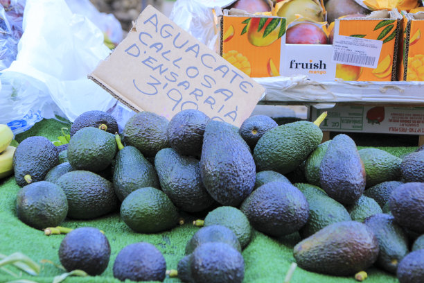 市场摊位上出售的牛油果图片下载