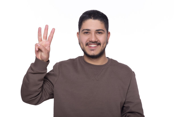 英俊的年轻人站在白色背景前用手指数一到五。图片下载