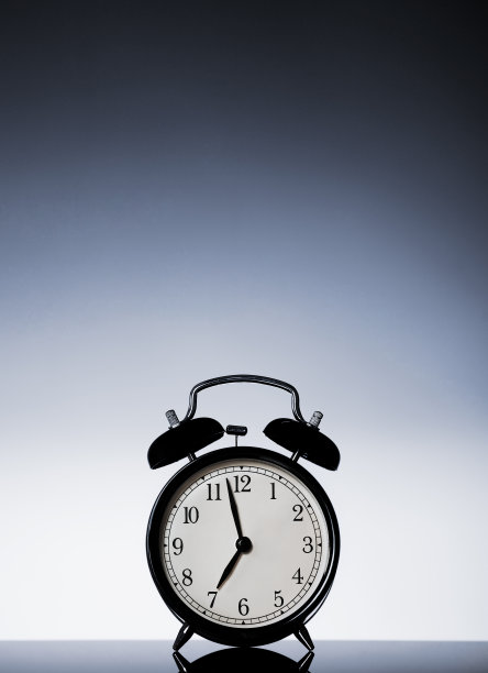 钟在桌子图片下载