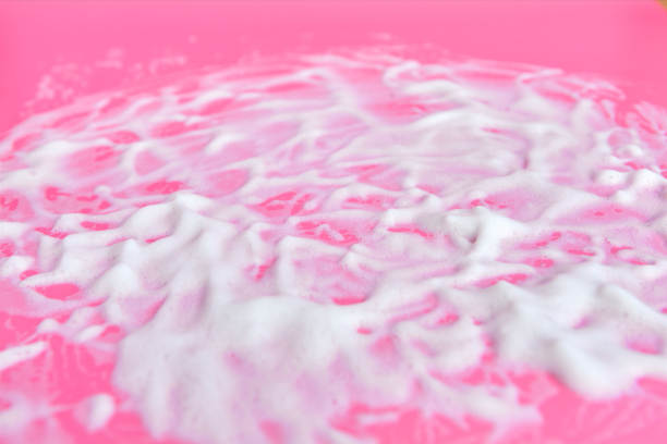 清洗的概念。肥皂泡沫在精致的粉红色背景与复制空间图片下载