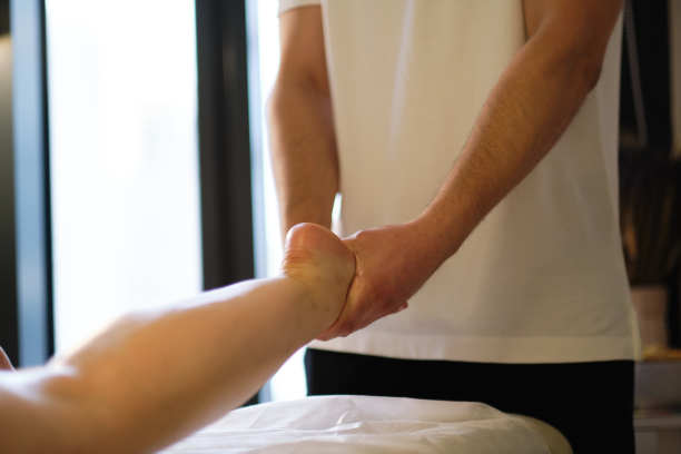 在室内水疗沙龙为您提供脚部放松按摩图片下载