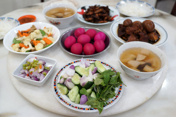 传统的中国除夕夜团圆饭上的菜肴图片下载