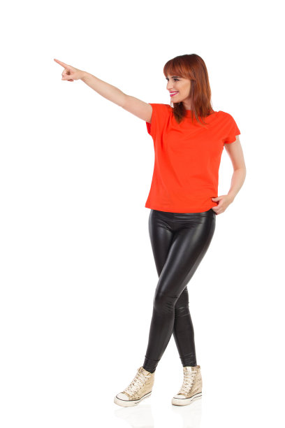 随意的年轻女子站着，指着并看向别处图片下载