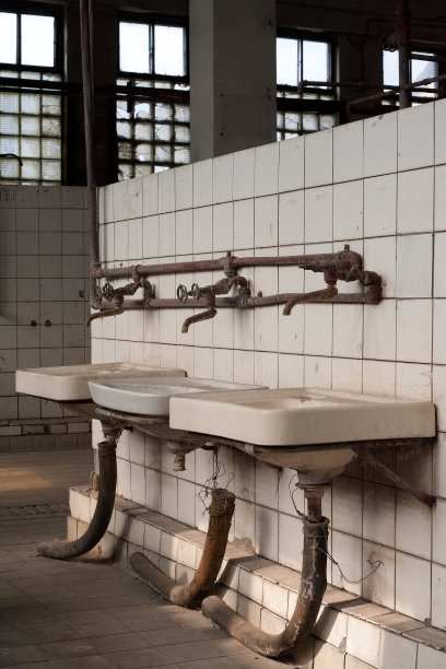 一个旧工业工厂的更衣室内部图片下载