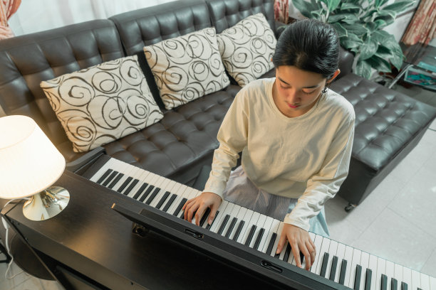 亚洲少女学习钢琴通过网上学校在家里图片下载