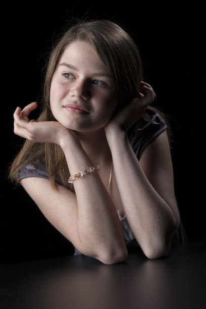 一个棕色长发的年轻女孩的肖像图片下载