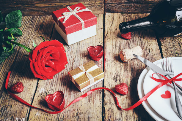 为心爱的人准备的浪漫晚餐。有选择性的重点。图片下载