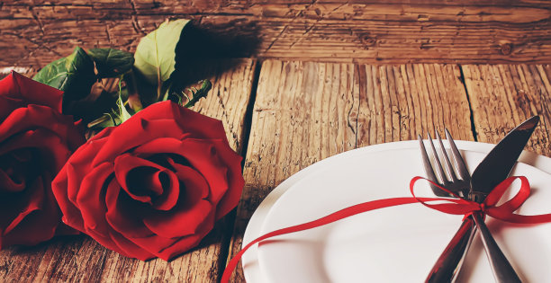 为心爱的人准备的浪漫晚餐。有选择性的重点。图片下载