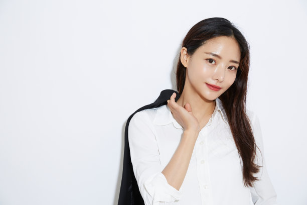 年轻的亚洲女商人在白人背景上的肖像图片下载