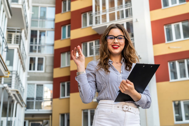 拿着新房子钥匙的漂亮女人图片下载
