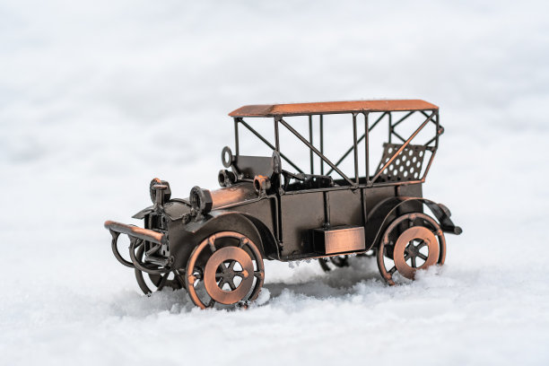 青铜模型玩具复古车站在白色的雪地上图片下载