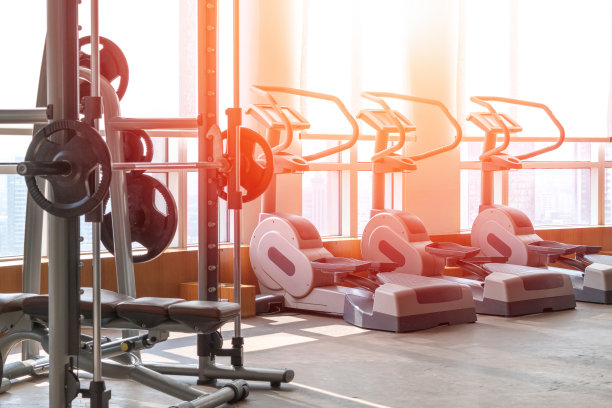 健身器材在现代健身馆，跑步机在健身中心的健身室。图片下载