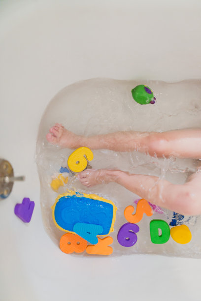 浴缸里的男孩腿还有船和字母图片下载