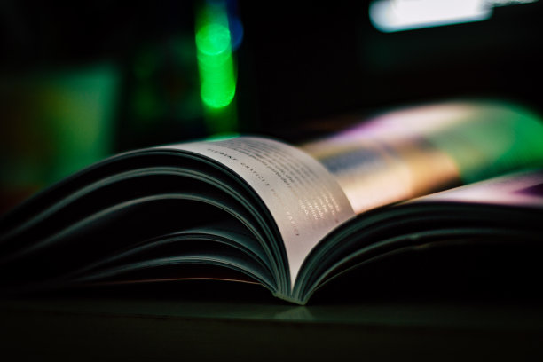 打开课桌上的书图片下载