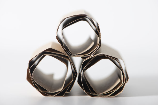 白色背景上的棕色纸卷。微距镜头。抽象的背景。图片下载