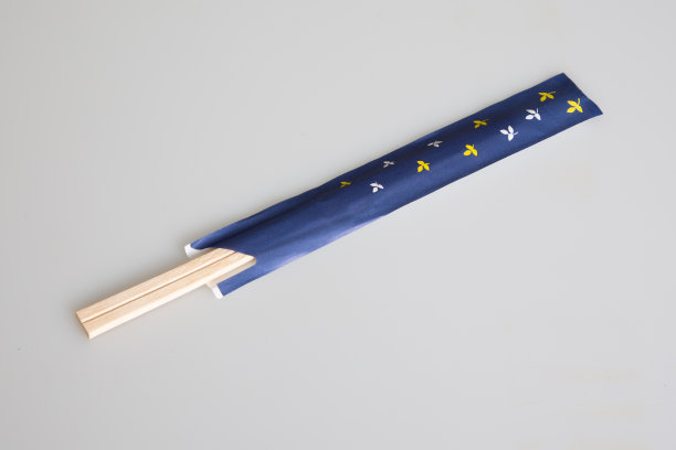 蓝纸包装的中国木筷子图片下载