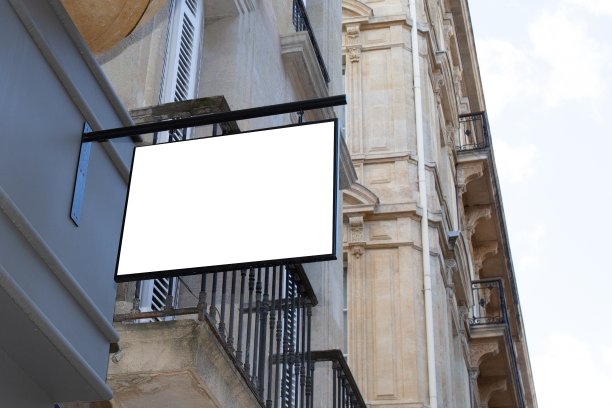 框架空白的矩形广告牌在建筑墙在街道上为广告空图片下载