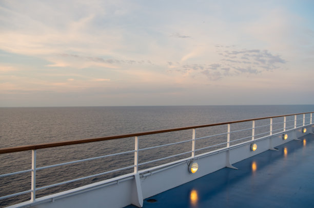 在傍晚的天空下，船上的田园般的海景。船在迈阿密，美国在蓝色的海。水上旅行，远航，远行。暑假,旅游热。冒险,发现,旅行。图片下载