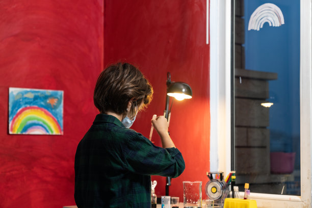 小学生在家学习色彩本质的肖像图片下载