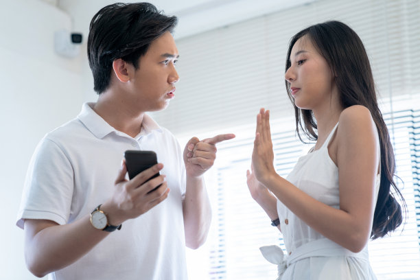亚洲夫妇有压力，发生激烈争吵，家庭问题，不忠，离婚图片下载