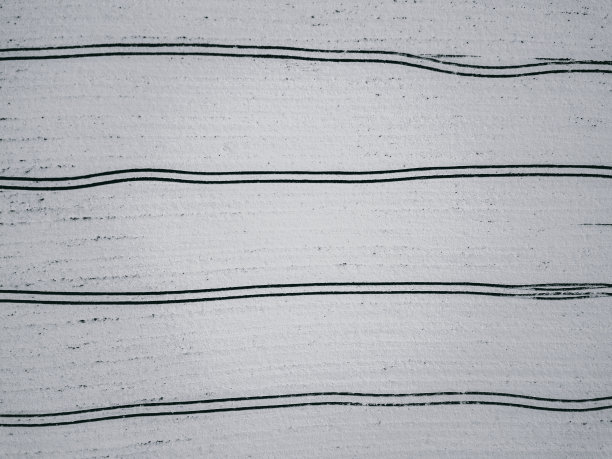 拖拉机在雪地上行驶。航空摄影。图片下载