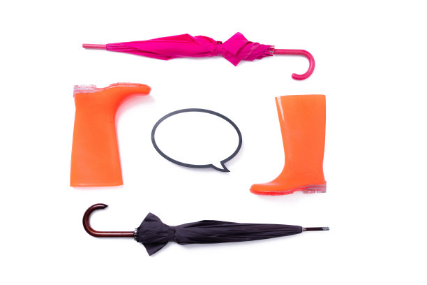 橡胶鞋和伞隔离在白色背景。雨季和天气预报。没有人图片下载