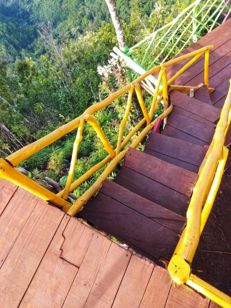 木制楼梯顶端的滑翔伞图片下载