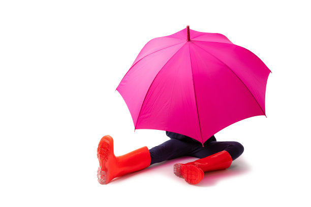 穿着红色胶鞋和雨伞的人被隔离在白色背景上。图片下载