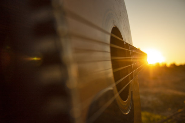 在日落时分和朋友们一起弹吉他。图片下载