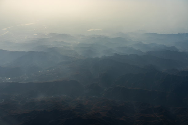 云和山脉的航空摄影图片下载