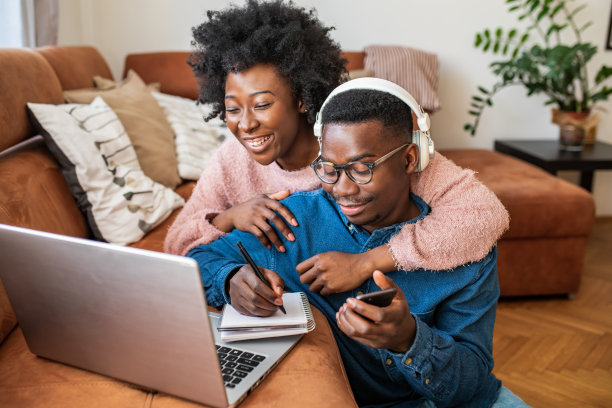 夫妇在家里放松，使用笔记本电脑图片下载