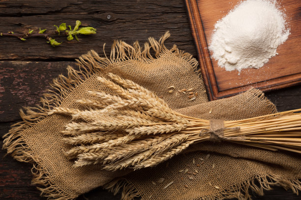 面包烘焙的概念。鸡蛋，面粉，古董木桌上的小穗。近距离图片下载