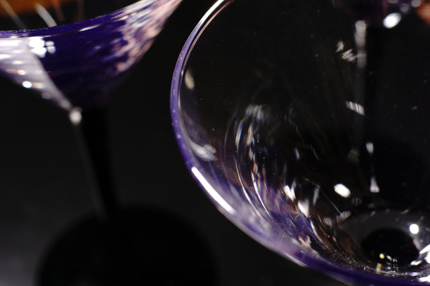 透明鸡尾酒杯上的黑色背景在酒吧。特写镜头。图片下载