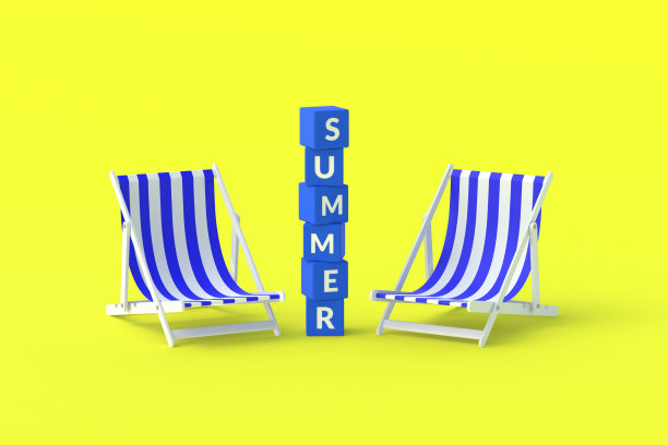 条纹沙滩椅和立方体与单词夏天在黄色的背景。夏季。在海滩上放松，度假。日光浴。异国情调的度假。三维渲染图片下载
